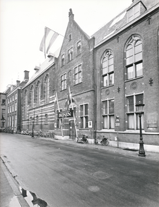 851177 Gezicht op de voorgevel van het Centraal- en Aartsbisschoppelijk Museum (Agnietenstraat 1) te Utrecht, met boven ...